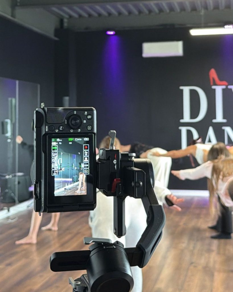 Tournage d’un Reel pendant un cours dans un studio de danse à Montpellier, caméra sur stabilisateur